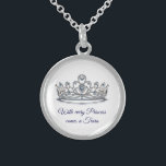 Princess Tiara Sterling Silberkette<br><div class="desc">Diese zauberhafte, silberne Halskette zeigt sich in einer glitzernden Kristalltiara mit blauem Farbtext. Passen Sie diesen Artikel an und ändern Sie das Foto und den Beispieltext mit Ihrem, wenn Sie möchten oder kaufen, wie gezeigt. Anpassen mit dieser Vorlage. Lizenziertes Bild</div>