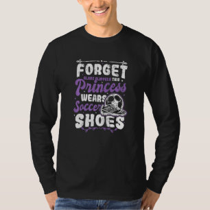 Princess Wears Fußballschuhe Weibliche Fußballspie T-Shirt