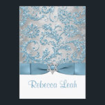 PRINTED Bow - Winter Wonderland Bat Mitzvah Einlad Einladung<br><div class="desc">Dieses elegante, eisblaue, silbergraue IMITAT Glitzer Damask Muster Bat Mitzvah Einladung hat einen Hintergrund aus mehreren weißen Schneeflocken darauf und ein PRINTED Stahl blaues Band und Bogen mit einem silbergrauen Stern von David Brooch darauf. Es wäre perfekt für die Bat Mitzvah, die im Winter alt wird und will, ein winterliches...</div>