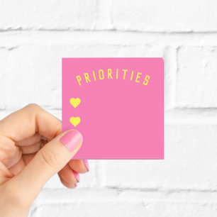 Prioritäten Hot Pink und Gelbe Notizen mit Herzen