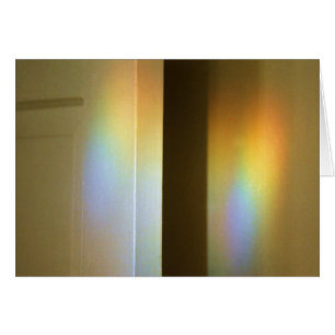Prisma-Regenbogen auf Tür u. Wand