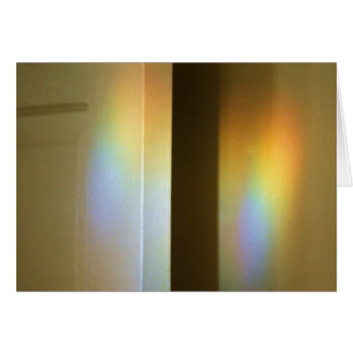 Prisma-Regenbogen auf Tür u. Wand