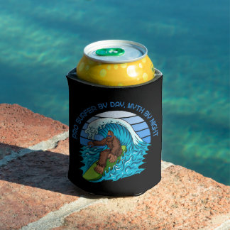 Pro by Day, Myth by Night Surfen Bigfoot Beer Dosenkühler