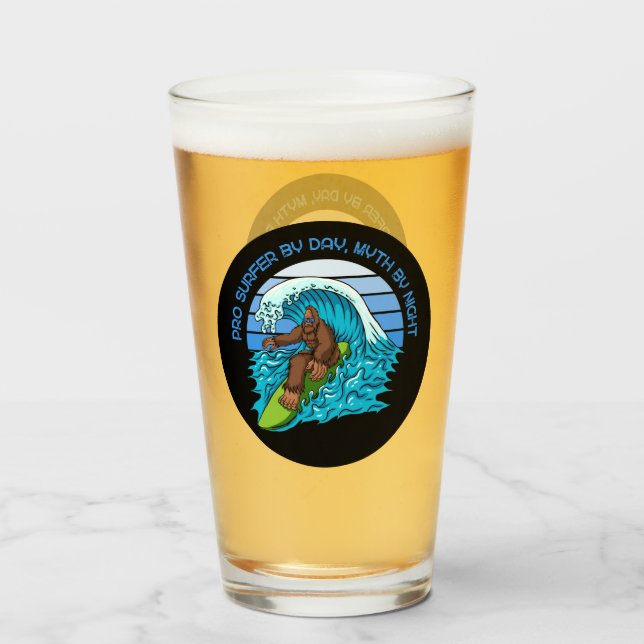 Pro by Day, Myth by Night Surfen Bigfoot Beer Glas (Vorne (Gefüllt))