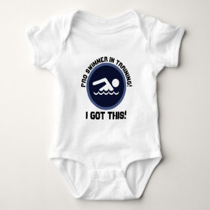 Pro Schwimmer beim Tragen niedlicher Babynahrung Baby Strampler