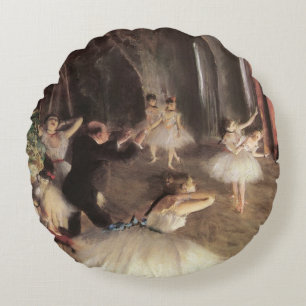 Proben auf der Bühne von Edgar Degas Rundes Kissen