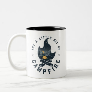 Probieren Sie ein bisschen Campfeuer aus   Berge W Zweifarbige Tasse