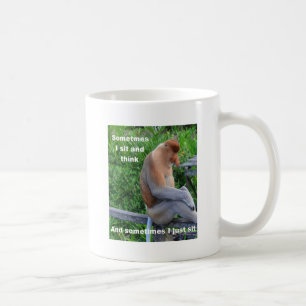 Proboscis-Affe - möglicherweise denkend Kaffeetasse