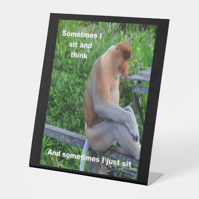 Proboscis Monkey - Manchmal sitze ich und denke Po Sockelschild (Vorderseite)