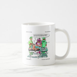 Proctologin verlässt das Handy und lässt sich zwit Kaffeetasse