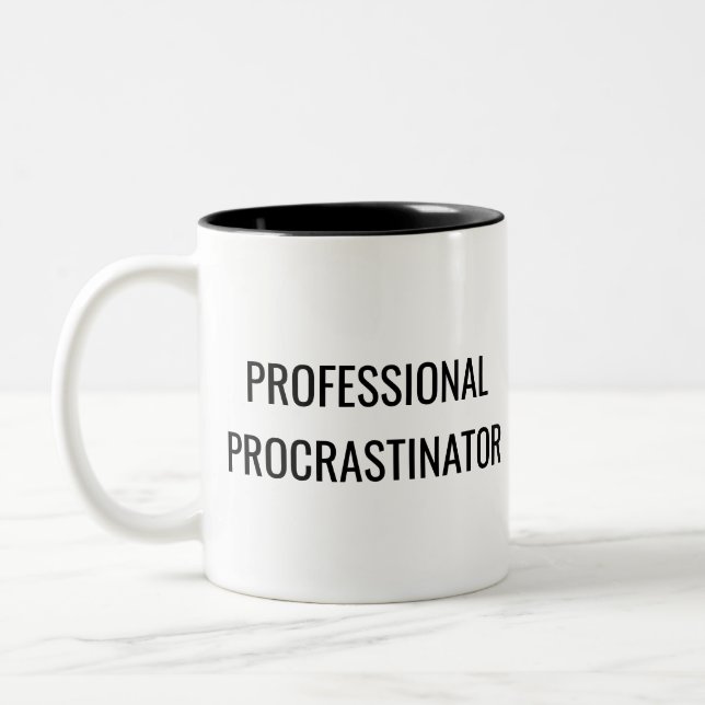 Professional Procrastinator Mug – Work Humor Gift Zweifarbige Tasse (Links)