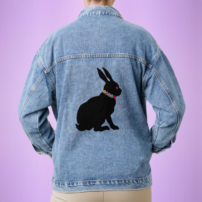 Profil latéral Fleurs de lapin en silhouette noire (Sitting black silhouette bunny rabbit with ring of colourful flower petals on a womans denim jacket.)