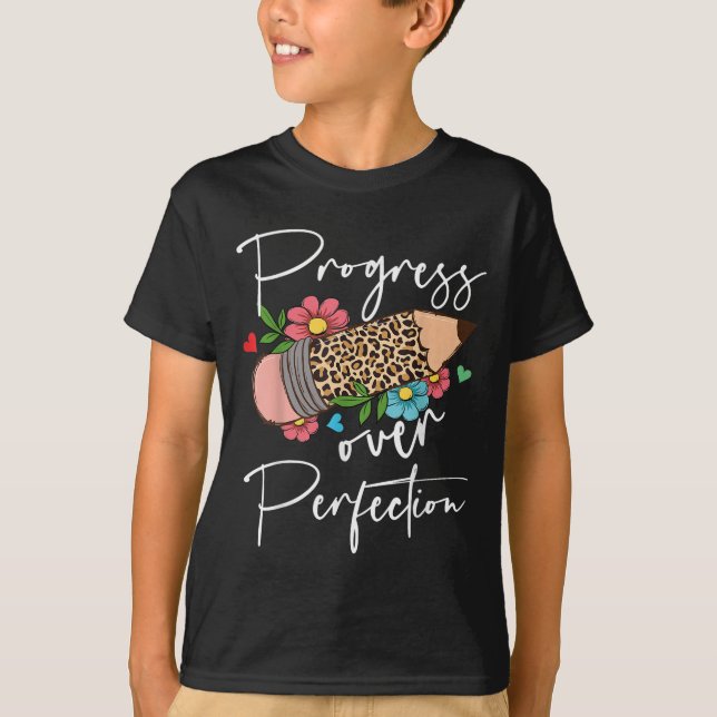 Progress Over Perfection Leopard Pencil Motivation T-Shirt (Vorderseite)