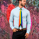 Progress Rainbow Flag & Pride Krawatte / LGBTQ<br><div class="desc">Neck Tie: Die Regenbogenflagge und die "Progress"-Variante fügen einen Zickzack entlang des Hüftgeländes hinzu, der schwarze, braune, hellblaue, rosa und weiße Streifen aufweist, um diese Gemeinschaften (marginalisierte Farbmenschen, TransIndividuen, HIV/AIDS-Bewohner und Verlierer) an die Spitze zu bringen; "Der Pfeil zeigt auf, dass es nach vorn geht, während er am links Rand...</div>