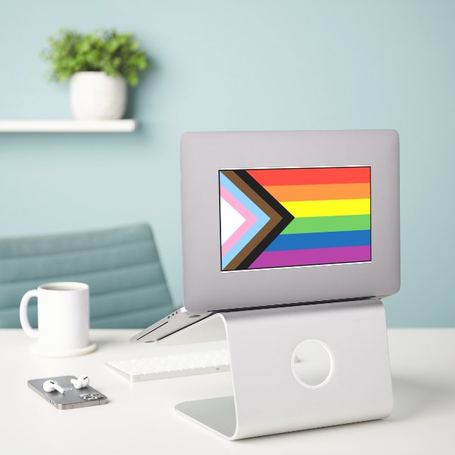 Progressive Pride Sticker (Laptop auf Schreibtisch)