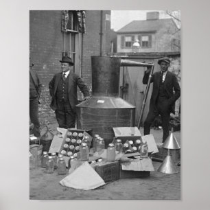 Prohibitionsbeamte mit Schwarzbrennerei 1922 Poster