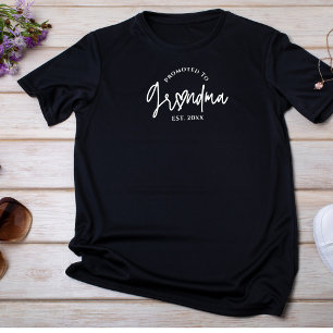 Promoté à Grand-mère Script Coeur noir T-shirt
