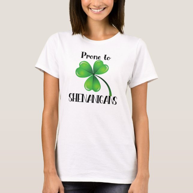 Prone to Shenanigans Kleeblatt St. Patrick's Day T-Shirt (Vorderseite)