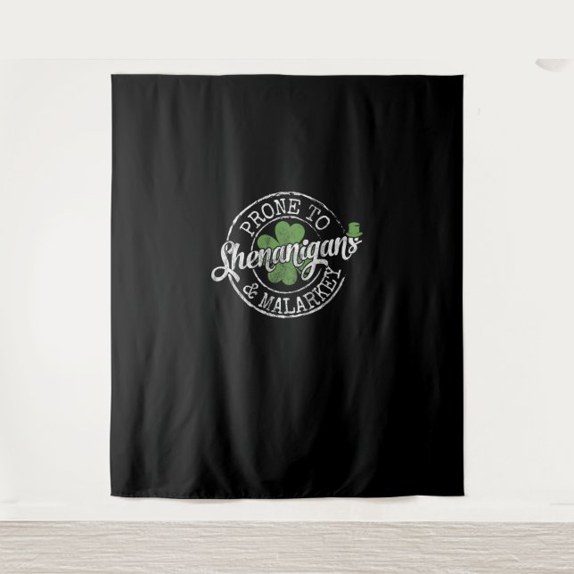 Prone to Shenanigans & Malarkey Fun Clovers St Pat Wandteppich (Vorderseite)