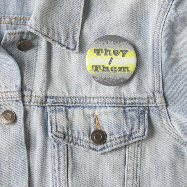 Pronoun-Trippy-Demigender-Prichlag mit individuali Button (Beispiel)