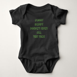Proof Daddy jagt nicht die ganze Zeit Baby Strampler