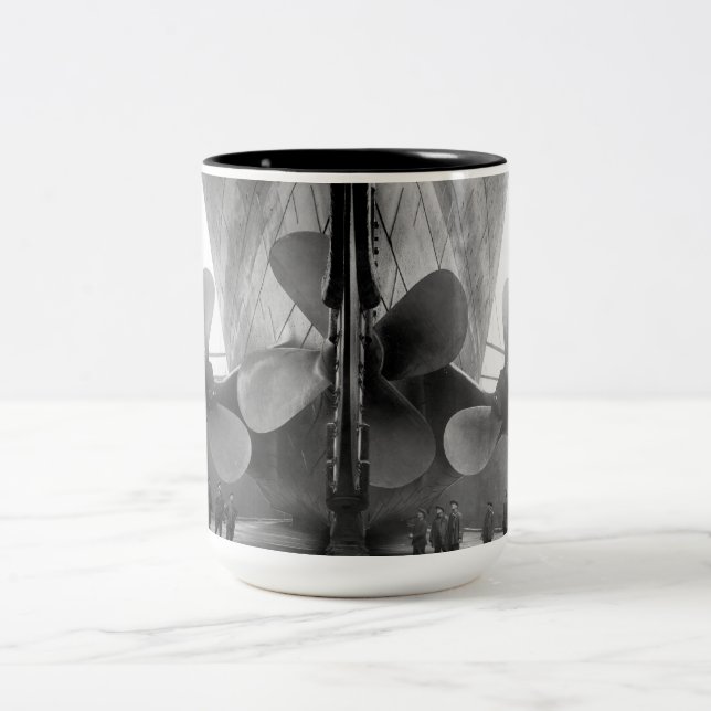Propeller der Titanic Zweifarbige Tasse (Mittel)