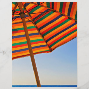 Prospectus 21,6 Cm X 24,94 Cm Parapluie de plage coloré sur une photographie d'u