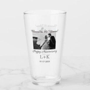 Prost auf 10 Jahre glückliches Jubiläum Foto hinzu Glas