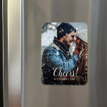 Prost | Glitz Imitats Glitzer Foto Overlay Magnet<br><div class="desc">Maßgeschneiderte Foto Magnete mit einer einfachen Vorlage zur Anpassung. Dieses schicke, moderne Design hat ein Imitat Glitzer Konfetti-Rand und stilvolle Kalligraphie-Text. In der Formulierung heißt es "Cheers!". Personalisieren Sie es mit Ihren Fotos und fügen Sie Ihren Familiennamen und das Jahr hinzu. Verwenden Sie die Designwerkzeuge, um den Text zu bearbeiten,...</div>