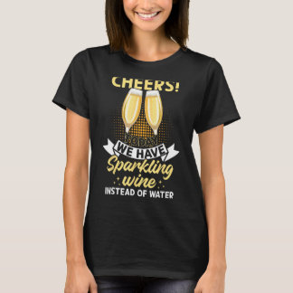Prost! Heute gibt es Schaumwein anstelle von wa T-Shirt