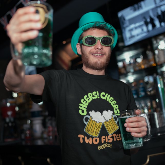 PROST! PROST! Zwei Fisted Beers St. Patrick's Day T-Shirt (Von Creator hochgeladen)