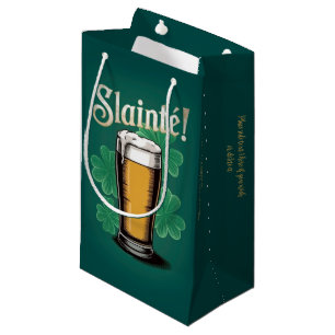 Prost! St. Patricks Day Bierglas auf Grün Kleine Geschenktüte