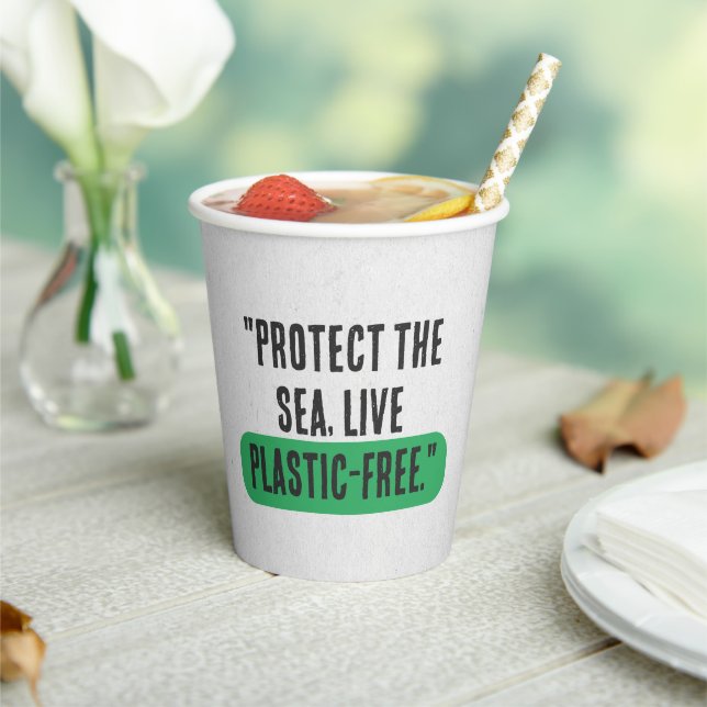 "Protect the Sea, Live Plastic-Free" Typography Pappbecher (In Situ)