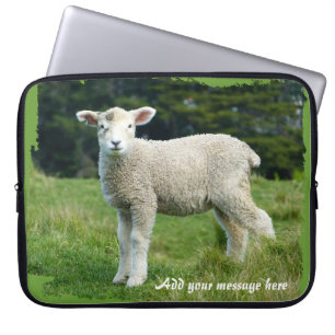 Protection Pour Ordinateur Portable Agneau boueux mou dans la prairie Ajouter un messa