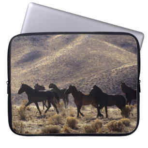 Protection Pour Ordinateur Portable Chevaux sauvages de mustang dans le désert 1