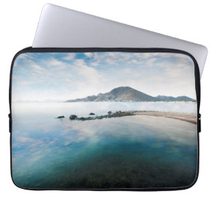 Protection Pour Ordinateur Portable Ciel bleu nuageux se reflétant dans le lac