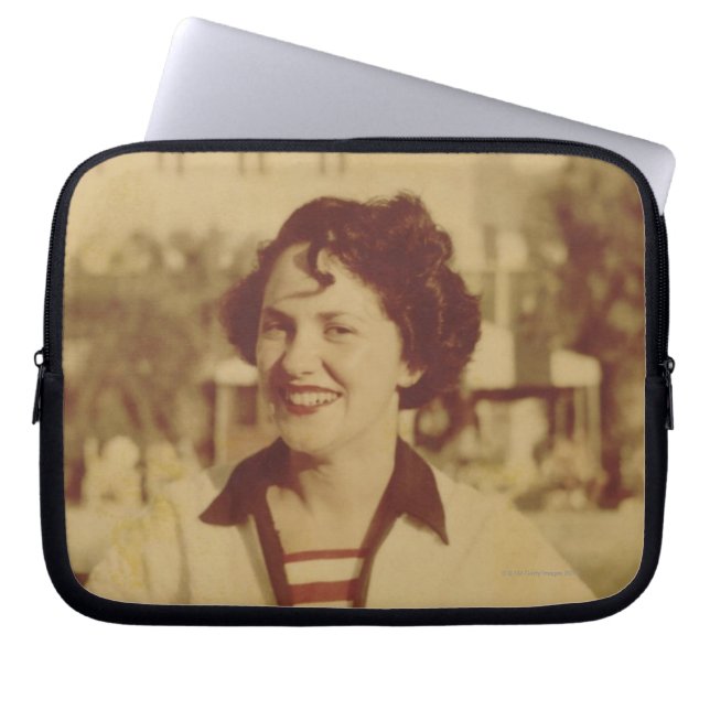 Protection Pour Ordinateur Portable Femme s'asseyant dehors (Devant)