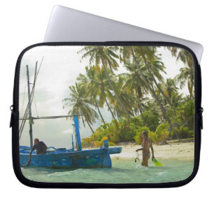 Protection Pour Ordinateur Portable Femme sur un petit bateau de pêche traditionnel,