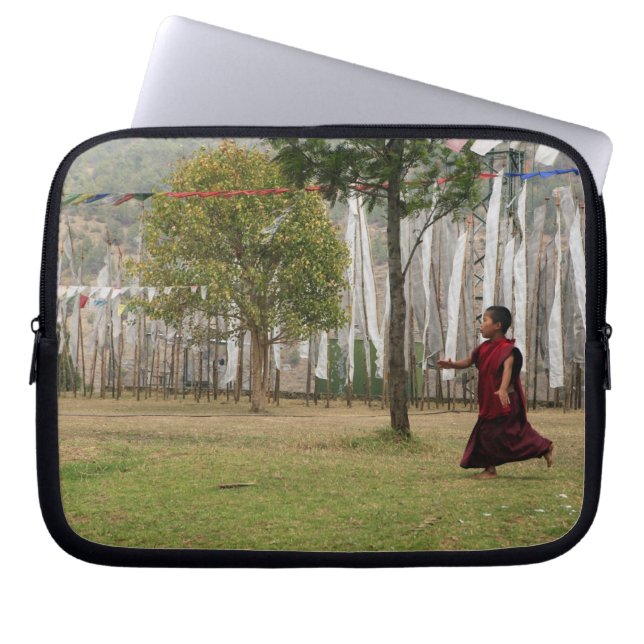 Protection Pour Ordinateur Portable Jeune moine et drapeaux de prière (Devant)