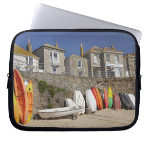 Protection Pour Ordinateur Portable Kayaks et yoles empilés contre le mur de mer à