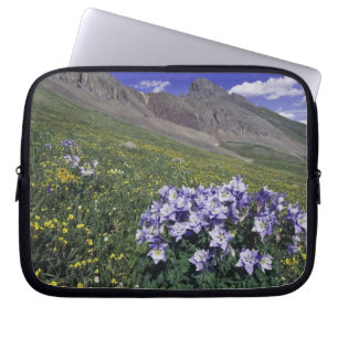 Protection Pour Ordinateur Portable Montagnes et fleurs sauvages dans un pré alpin, Bl
