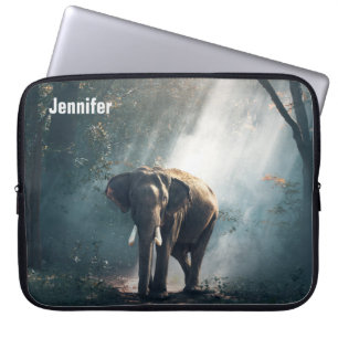 Protection Pour Ordinateur Portable Un éléphant asiatique dans un défrichement éclairé