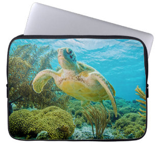 Protection Pour Ordinateur Portable Une tortue verte sur les récifs peu profonds de