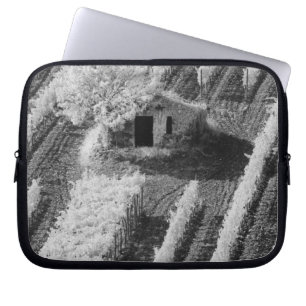 Protection Pour Ordinateur Portable Vue en noir et blanc d'une petite grange en pierre