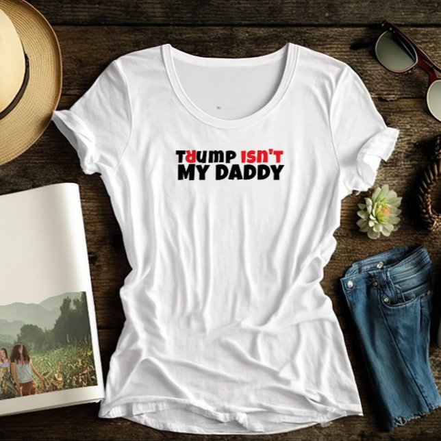 Protestmotto von Trump-Studenten rot elegant T-Shirt (Von Creator hochgeladen)