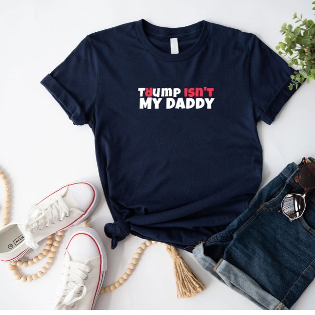 Protestmotto von Trump-Studenten rot elegant T-Shirt (Von Creator hochgeladen)