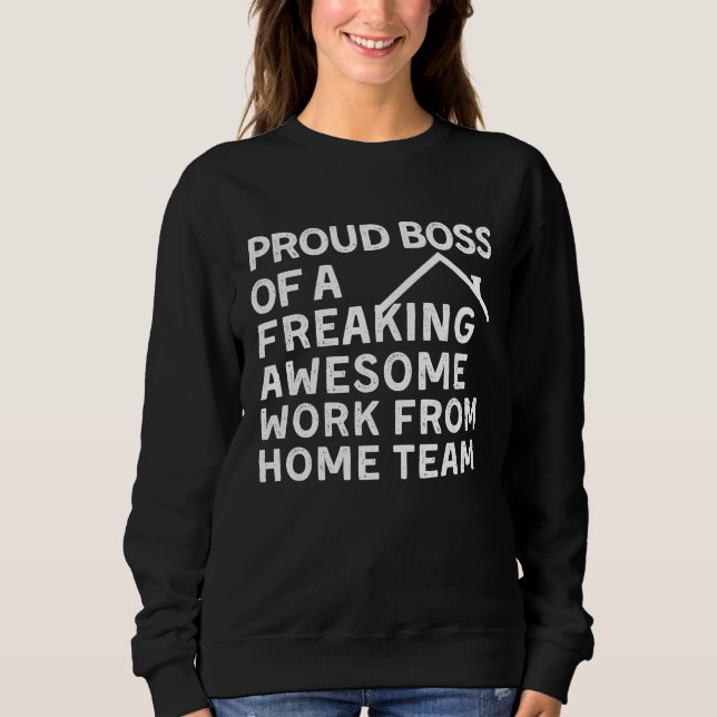 PROUD BOSS OF A FREAKING AWESOME WORK FROM HOME TE SWEATSHIRT (Vorderseite)