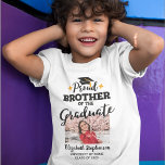 Proud Brother of the graduate Foto name 2023 T-Shirt<br><div class="desc">Feiern Sie den Abschluss Ihres Bruders oder Ihrer Schwester mit diesem modernen T - Shirt mit einer "Proud BROTHER of the Graduate"-Caption in schwarzen zeitgenössischen Schriftart, die mit einem Graduierdeckel mit einer goldenen Tassel dekoriert sind. Anpassen Sie diesen T - Shirt einfach mit einem Bild des Absolventen, des Abschlusses und...</div>