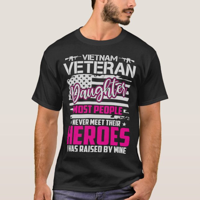 Proud Daughter US Army Vietnam Veteran USA Flag T-Shirt (Vorderseite)