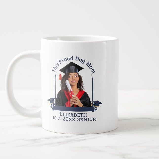 Proud Dog Mum ist ein Senior - Custom Abschluss Jumbo-Tasse (Links)